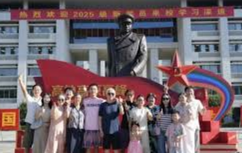 <strong>全家15人跨省送小伙去国防科大报到表示孙子入伍是家族的光荣，希望他能成为国家宝贵</strong>
