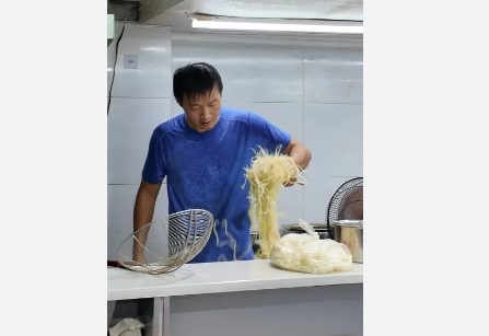 <strong>面馆老板凌晨4点做面 晚上踢汉超就像他精心烹制的牛肉面一样，自然飘香。人生没有非</strong>